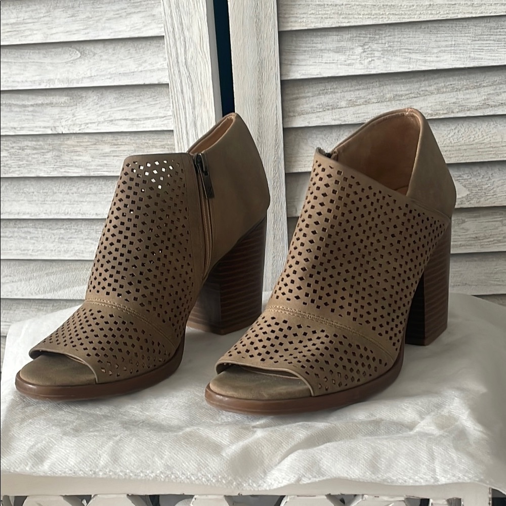 Tan Heeled Boots with Chunky Block Heel and V-Cut Design